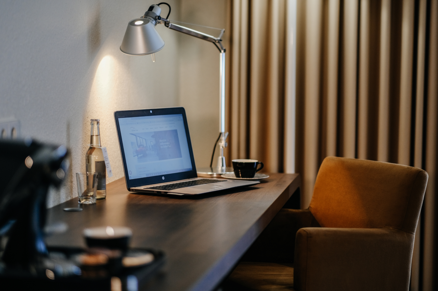 Hotelzimmer Arbeitsplatz im Global INN Wolfsburg