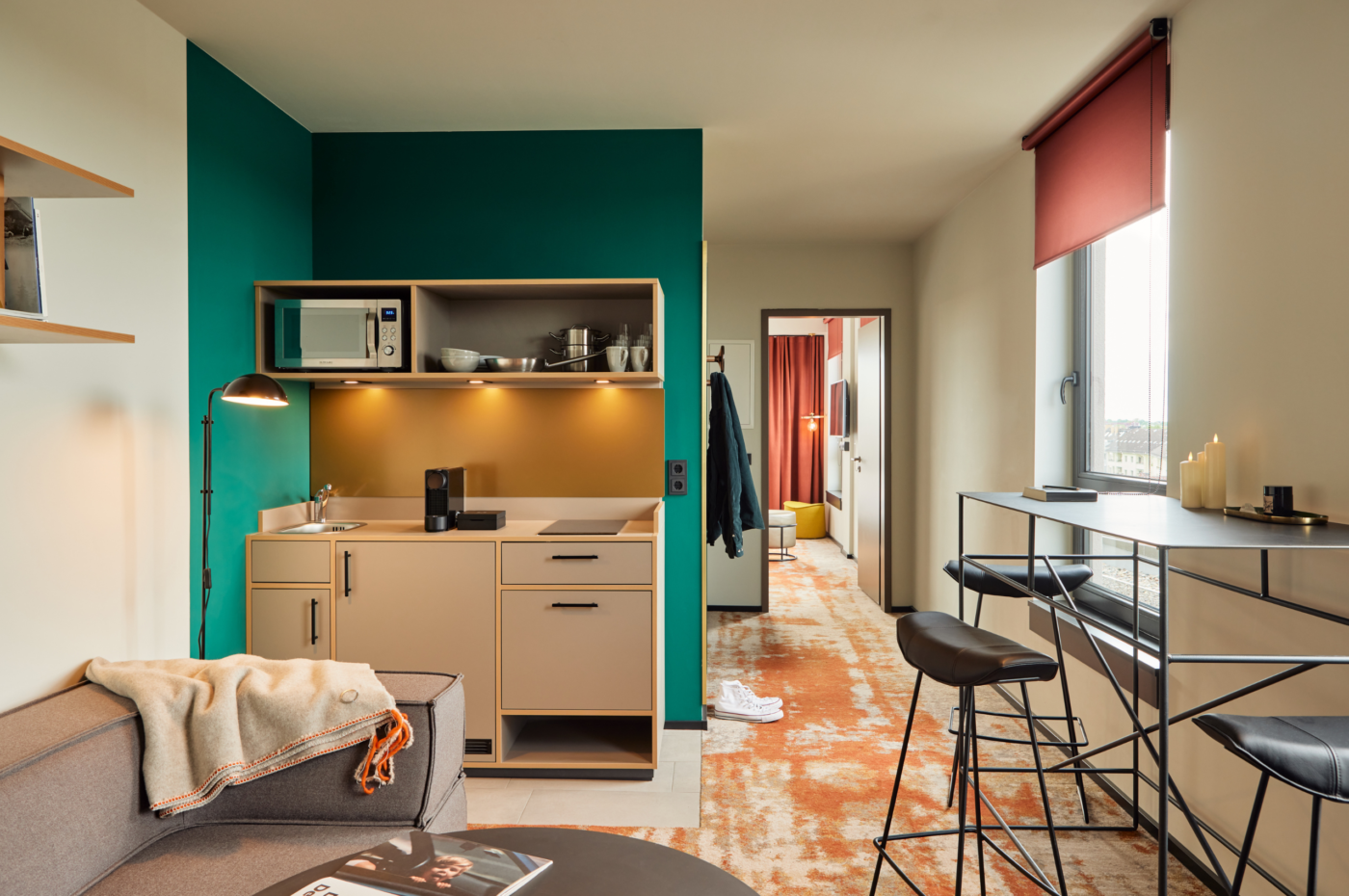 Apartment mit Kitchenette und Loungebereich im Hood House Hamburg