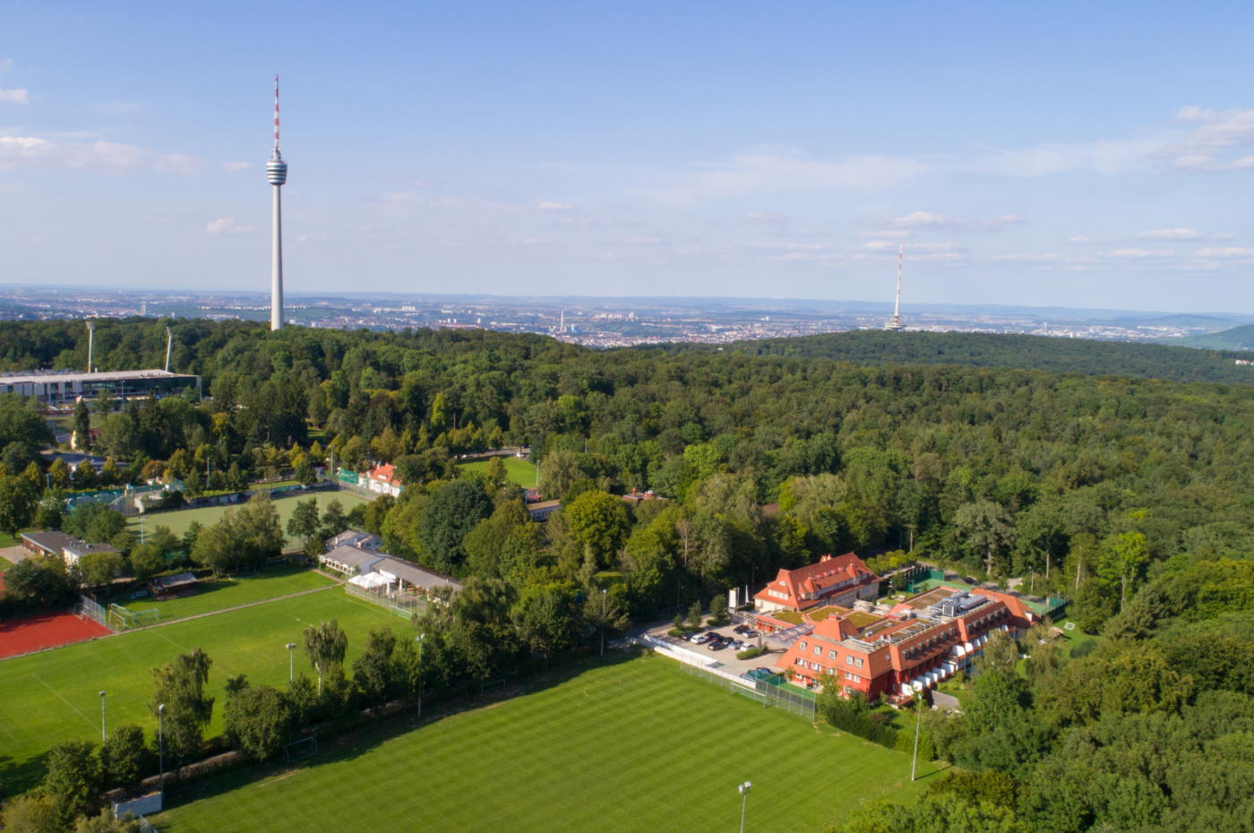 Das Waldhotel Stuttgart aus Vogelperspektive, eingebettet in den anliegenden Wald